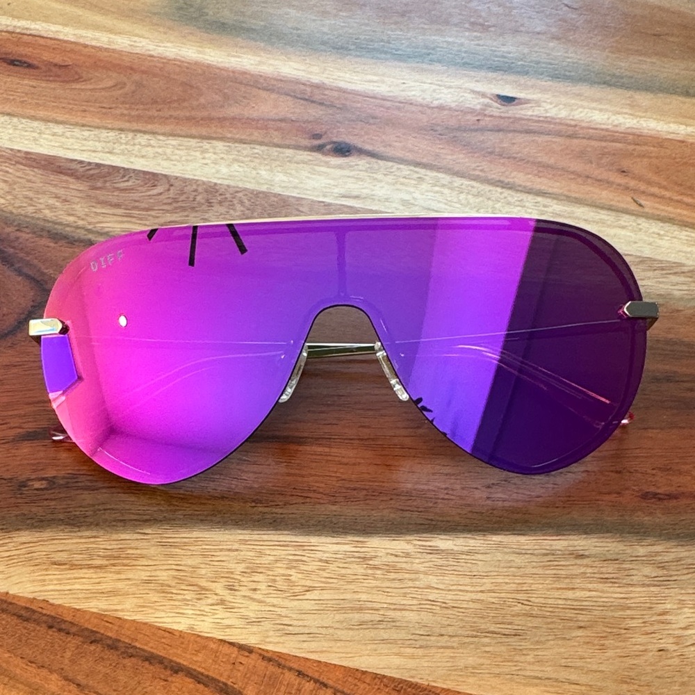 Diff eyewear pink mirrored Imani Sunglasses new with case